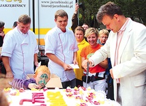 Każdy obecny na festynie otrzymał kawałek 50-kilogramowego tortu urodzinowego. Jego krojenie zainicjował dyrektor Adam Hlebowicz