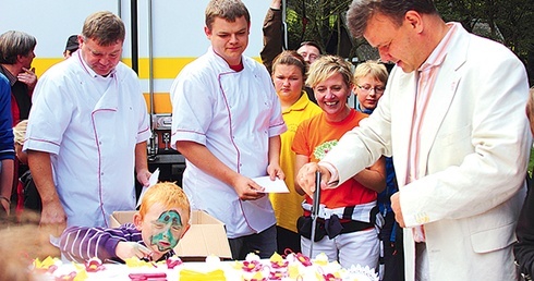 Każdy obecny na festynie otrzymał kawałek 50-kilogramowego tortu urodzinowego. Jego krojenie zainicjował dyrektor Adam Hlebowicz