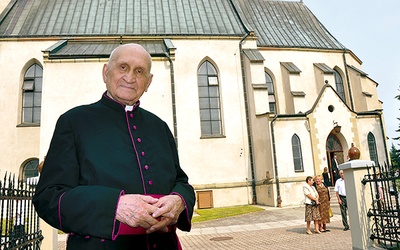 Ks. Grzegorzek przed kościołem pw. św. Elżbiety w Starym Sączu