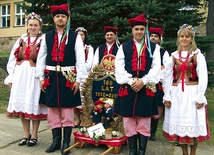  Nawet tegoroczny wieniec dożynkowy nawiązywał do jubileuszu szkolnictwa 