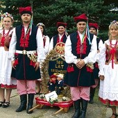  Nawet tegoroczny wieniec dożynkowy nawiązywał do jubileuszu szkolnictwa 