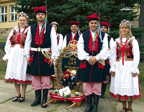  Nawet tegoroczny wieniec dożynkowy nawiązywał do jubileuszu szkolnictwa 