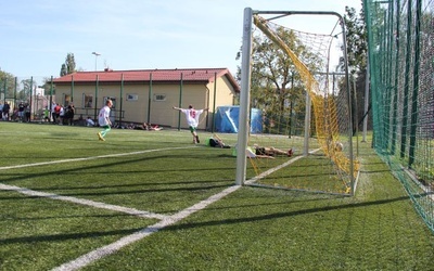 Radość po strzeleniu gola na "orliku" w Łowiczu