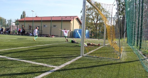 Radość po strzeleniu gola na "orliku" w Łowiczu