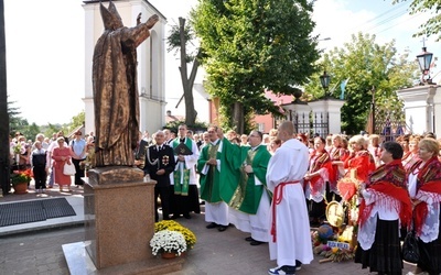 Ks. Jan Chodelski święci pomnik bł. Jana Pawła II