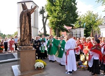 Ks. Jan Chodelski święci pomnik bł. Jana Pawła II