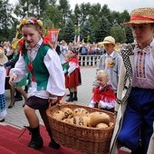 Zanim do ołtarza przyniesiono dożynkowe wieńce, kosze z chlebem przyniosły dzieci