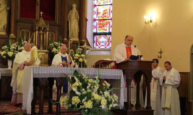 Celebransi Mszy św. w kościele w Lipcach Reymontowskich