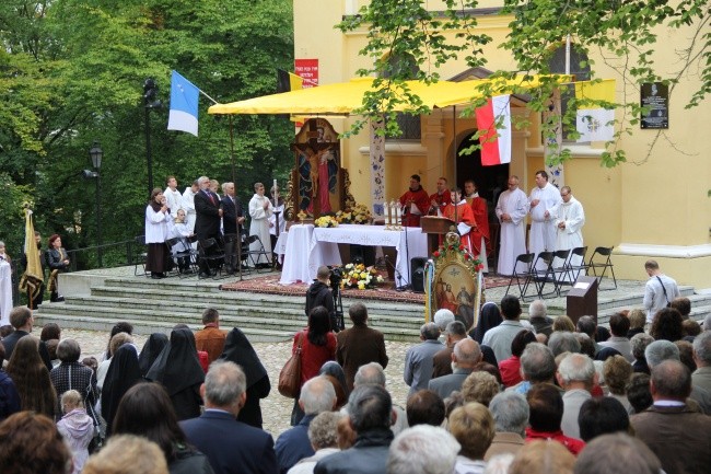 Msza św. pod kościołem Trzech Krzyży na Kalwarii Wejherowskiej