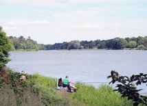 Nad zalewem chętnie odpoczywają miłośnicy łowienia ryb