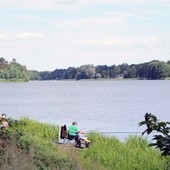 Nad zalewem chętnie odpoczywają miłośnicy łowienia ryb