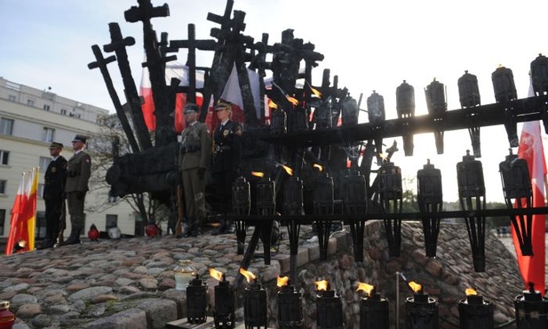 Uczczeni salwą i modlitwą