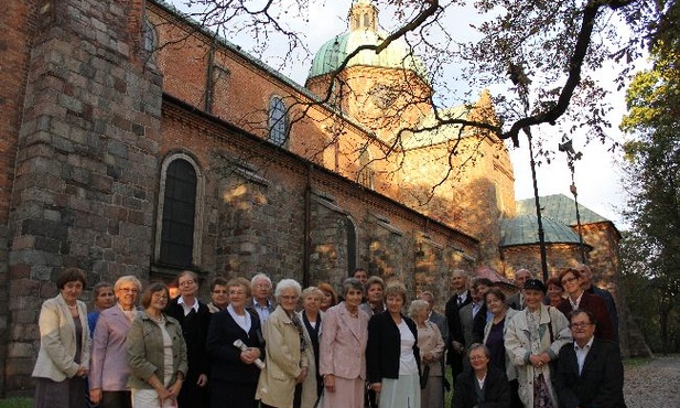 Uczestnicy jubileuszu 25-lecia KIK-u w Płocku przed katedrą