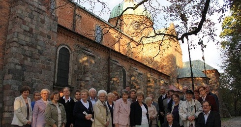 Uczestnicy jubileuszu 25-lecia KIK-u w Płocku przed katedrą