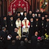 Papież w symbolicznym geście jedności otoczony przez przedsta-wicieli Kościołów chrześcijańskich Libanu podpisał adhortację apostolską dla Bliskiego Wschodu