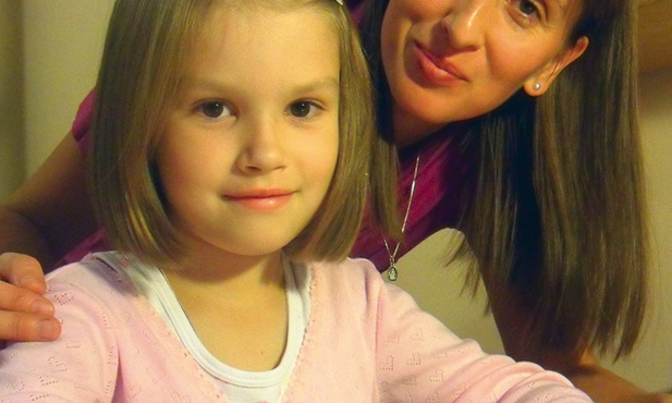 Od początku życia należy rozbudzać w dziecku naturalną ciekawość świata...Na zdjęciu Agnieszka Nowakowska  z córką Weroniką 