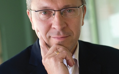 Prof. Krzysztof Rybiński  – ekonomista, były wiceprezes Narodowego Banku Polskiego, wykładowca w Szkole Głównej Handlowej, współwłaściciel firmy SanNao i doradca kilku korporacji.