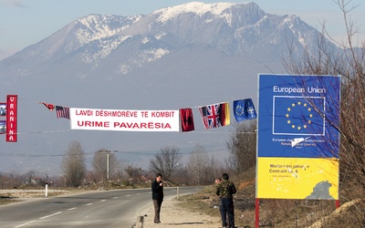 Bez strumienia pieniędzy z Zachodu Kosowo  nie ma szans  na przetrwanie jako samodzielne państwo. Symbole unijne, flagi brytyjskie i amerykańskie wraz z albańskimi barwami dominują w kosowskim krajobrazie