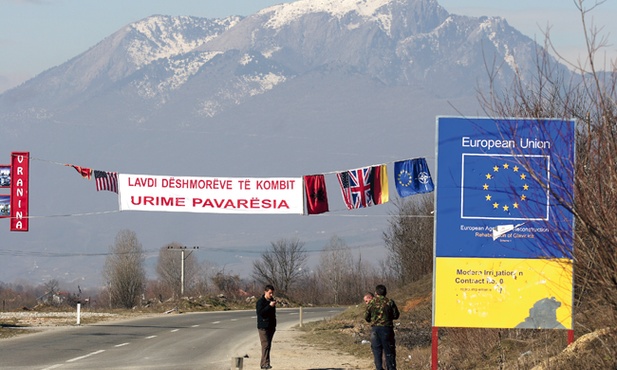Bez strumienia pieniędzy z Zachodu Kosowo  nie ma szans  na przetrwanie jako samodzielne państwo. Symbole unijne, flagi brytyjskie i amerykańskie wraz z albańskimi barwami dominują w kosowskim krajobrazie
