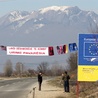 Bez strumienia pieniędzy z Zachodu Kosowo  nie ma szans  na przetrwanie jako samodzielne państwo. Symbole unijne, flagi brytyjskie i amerykańskie wraz z albańskimi barwami dominują w kosowskim krajobrazie