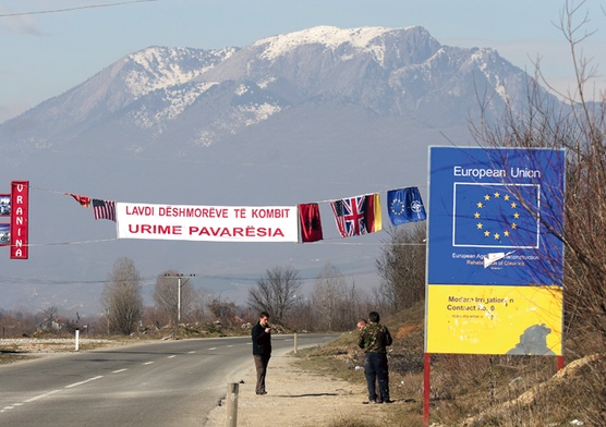 Bez strumienia pieniędzy z Zachodu Kosowo  nie ma szans  na przetrwanie jako samodzielne państwo. Symbole unijne, flagi brytyjskie i amerykańskie wraz z albańskimi barwami dominują w kosowskim krajobrazie