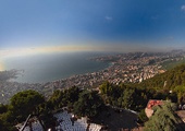 Widok z perspektywy Harissy na zatokę przy Jounieh. To jedno z największych miast chrześcijan Libanu  