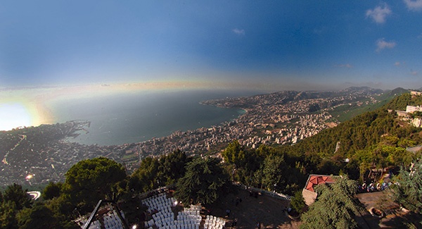 Widok z perspektywy Harissy na zatokę przy Jounieh. To jedno z największych miast chrześcijan Libanu  