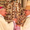 Abp Celestino Migliore przekazuje pastorał nowemu biskupowi kaliskiemu. Więcej zdjęć na stronie  www.wroclaw.gosc.pl 