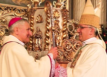 Abp Celestino Migliore przekazuje pastorał nowemu biskupowi kaliskiemu. Więcej zdjęć na stronie  www.wroclaw.gosc.pl 