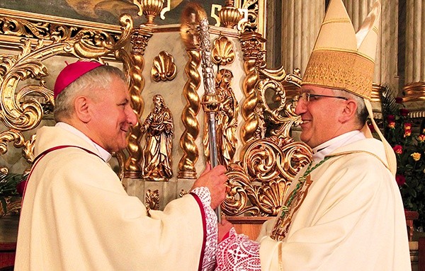 Abp Celestino Migliore przekazuje pastorał nowemu biskupowi kaliskiemu. Więcej zdjęć na stronie  www.wroclaw.gosc.pl 