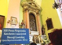  Pątnicy modlili się przed obrazem MB Szkaplerznej