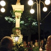  Od ponad 100 lat przed figurą NMP w Skierniewicach odbywają się we wrześniu nabożeństwa  lampek