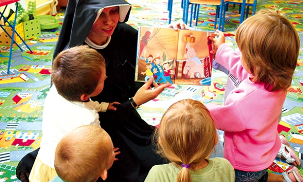 W przedszkolu prowadzonym przez Zgromadzenie Sióstr Matki Bożej Miłosierdzia w Starej Białej są dodatkowo: gimnastyka korekcyjna, rytmika, bardzo lubiana przez dzieci, i język obcy. Dużym atutem placówki jest przestronny plac zabaw, gdzie dzieci mogą się wyszaleć