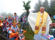  Proboszcz Skowronek podziela motoryzacyjne pasje parafian 