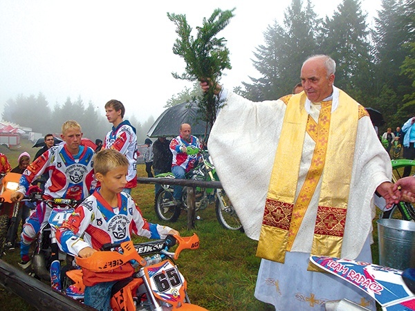  Proboszcz Skowronek podziela motoryzacyjne pasje parafian 