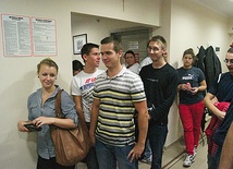  Młodzież szkolna czekała w kolejce, aby oddać krew 