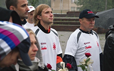 Uczestnicy biegu za chwilę złożą kwiaty pod pomnikiem na „Wujku” i ruszą do Warszawy