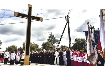 Poświęcenie krzyża przy rondzie Jana Pawła II