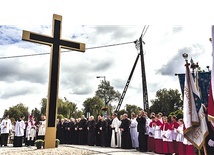 Poświęcenie krzyża przy rondzie Jana Pawła II