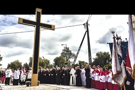 Poświęcenie krzyża przy rondzie Jana Pawła II