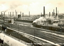 Pocztówka przedstawiająca Hutę Gliwice, widok strony od ul. Tarnogórskiej, ok. 1930 roku