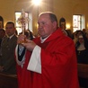 Proboszcz parafii, ks. Julian Rafałko wnosi relikwie drzewa krzyża