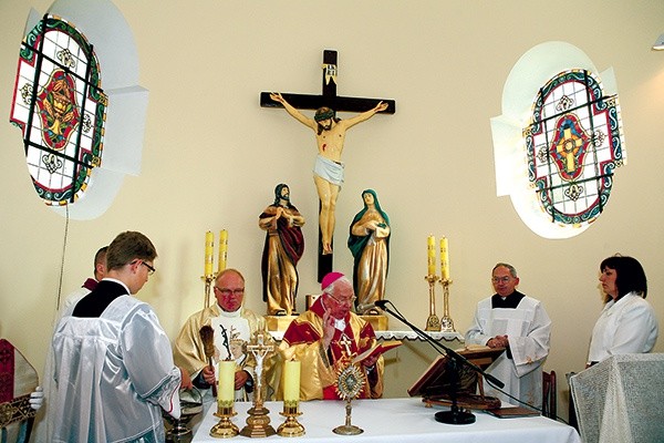  – Ci, którzy chcą żyć bez krzyża, bez Chrystusa i chcą iść najłatwiejszą drogą, krzyża nie ominą. My, wierzący, tylko krzyżem niesionym razem z Wszechmocnym zwyciężamy – powiedział bp Paweł Socha