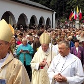 Cztery flagi widoczne nad wejściem do sanktuarium. Pośrodku kard. Meisner