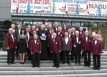  Pamiątkowy medal śpiewakom wręczył Janusz Chwierut, prezydent Oświęcimia