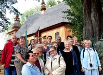 Pierwsza grupa przed zabytkowym kościołem w Przydonicy