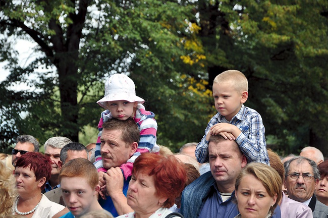 W tłumie wiernych było wielu świadków wydarzenia sprzed 50 lat. Były też dzieci, które napiszą dalsze dzieje sanktuarium