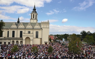 Widok placu uroczystości z plebańskiego strychu. Ludzie dopisali