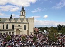 Widok placu uroczystości z plebańskiego strychu. Ludzie dopisali