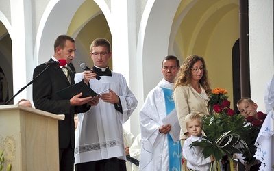 Prymasa, biskupów, księży i pielgrzymów witali przedstawiciele parafii wraz z ks. proboszczem Romanem Majochem